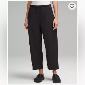 Lululemon Lightweight Mid-Rise Barrel-Leg Cropped Pant Size 8 Black